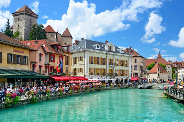 Thiou river with Palais de l'Ile on background in Annecy, France Consultant SEO Annecy avec un consultant en référencement naturel